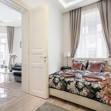 Kiraly 35 Luxury With Free Parking Apartment